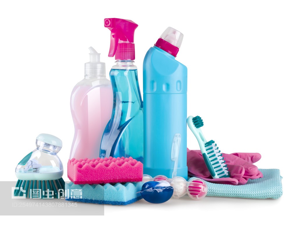 白色背景下的潔凈守護(hù)者 化纖制品在房屋清潔與衛(wèi)生用品中的應(yīng)用